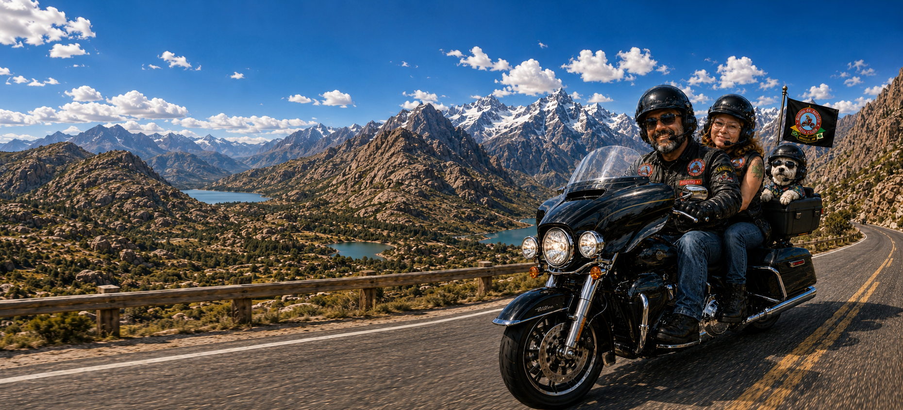Rogério, passageira e cachorro viajando de moto por uma paisagem montanhosa